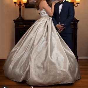 Silver brocade gown , can be use as quinceañera